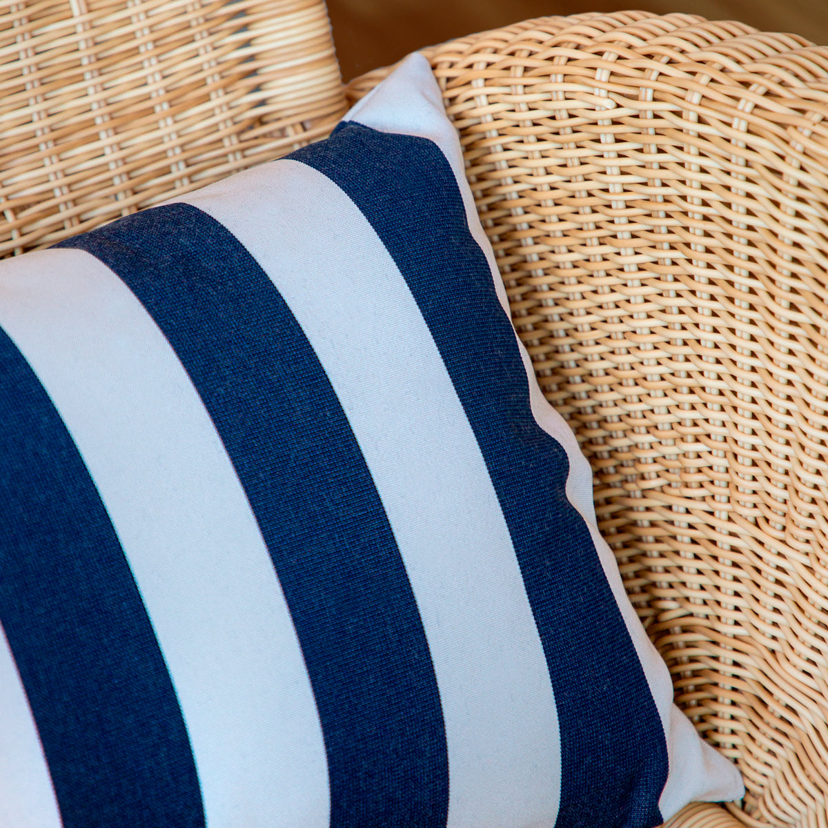 50X50 Exterior cushion | A681 Navy & White